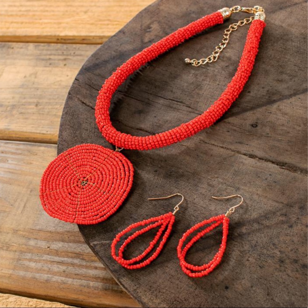 RED BEADED CIRCLE PENDANT NECKLACE
